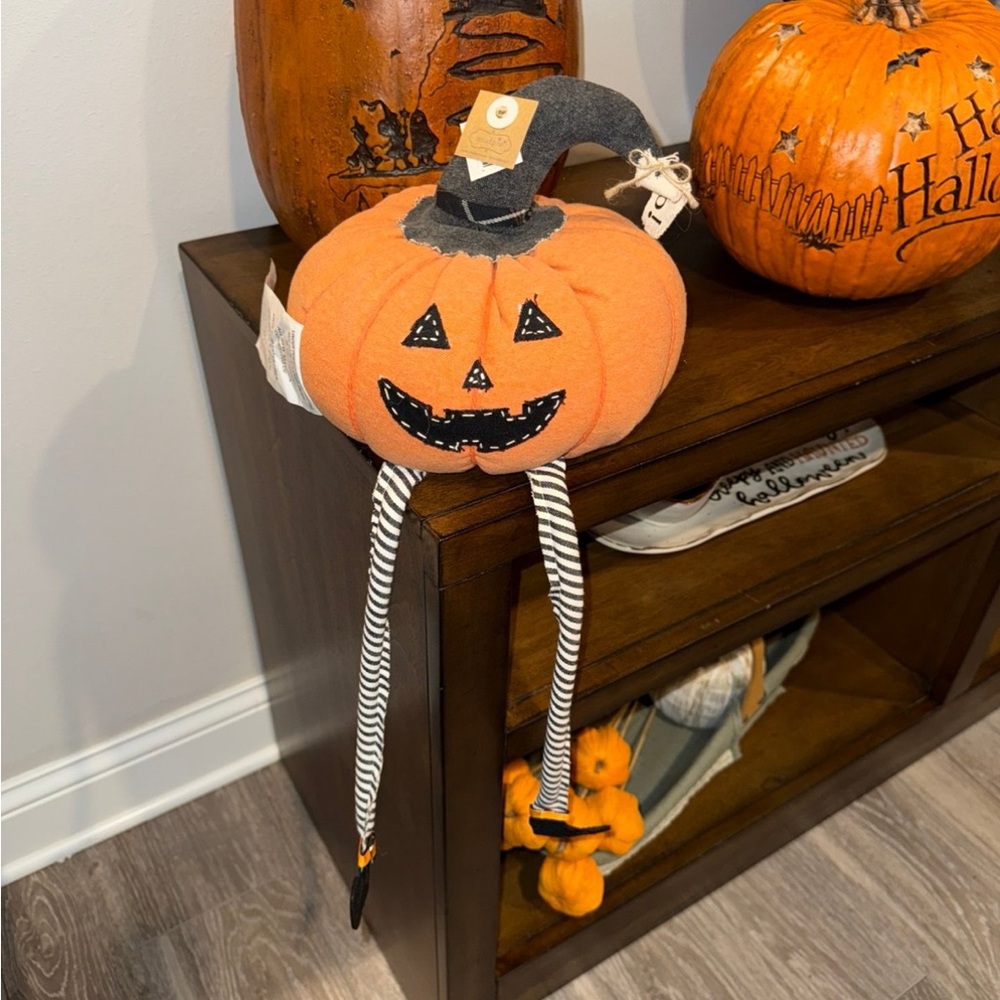 NWT Mud Pie Dangle Legs Pumpkin Sitter